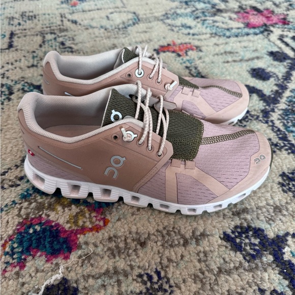 On Cloud Shoes - Picture 2 of 4